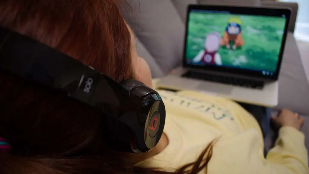 Waktu Bersantai Menonton Anime Seseorang bersantai dan menonton anime di laptop