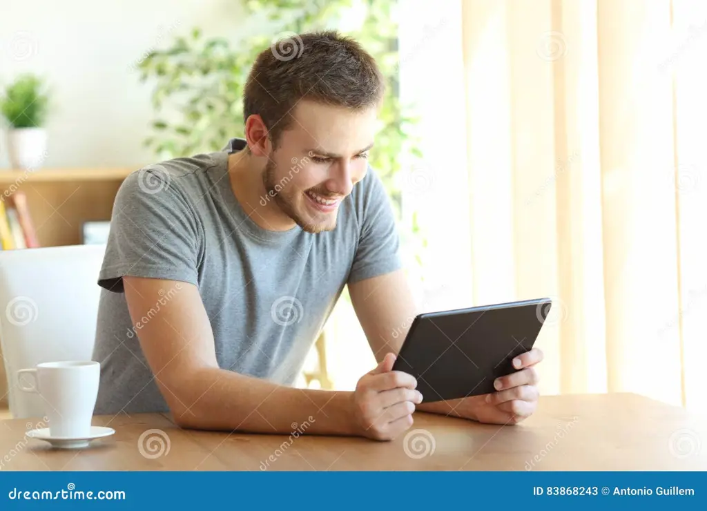Menikmati Anime di Mana Saja Seseorang menonton anime di tablet