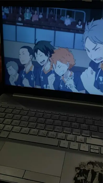 Pengalaman Menonton Anime yang Nyaman Gambar seseorang menikmati menonton anime di laptop