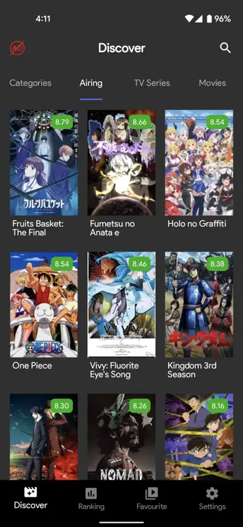 Menonton Anime di Ponsel Gambar seseorang yang sedang streaming anime di ponsel